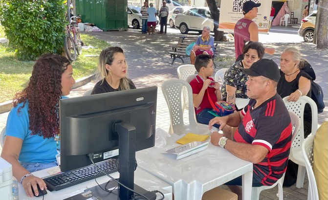 TRE-CE oferece serviços eleitorais em evento alusivo ao Dia de Luta da População em Situação de Rua A imagem registra um atendimento eleitoral durante o projeto “PopRua em Ação”. Em primeiro plano...