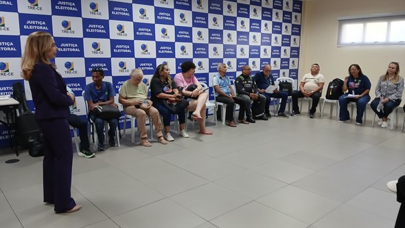 A segunda também mostra a sala de treinamento. Ao fundo, a parede está coberta por um painel com...