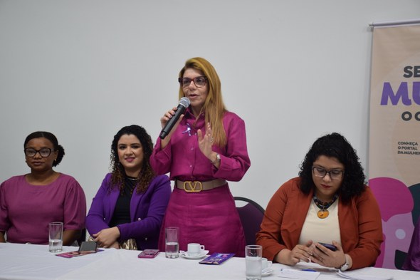 TRE-CE participa de evento em alusão aos 19 anos da Lei Maria da Penha A primeira imagem mostra um grupo grande de pessoas posando para uma foto coletiva. A maioria sã...