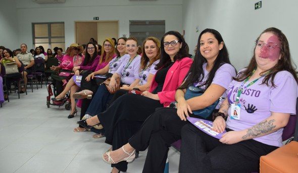 TRE-CE participa de evento em alusão aos 19 anos da Lei Maria da Penha A primeira imagem mostra um grupo grande de pessoas posando para uma foto coletiva. A maioria sã...