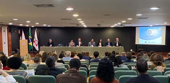 TRE-CE participa de eventos sobre memória do Poder Judiciário As duas imagens mostram um auditório onde ocorre um evento institucional. Na primeira imagem, tr...