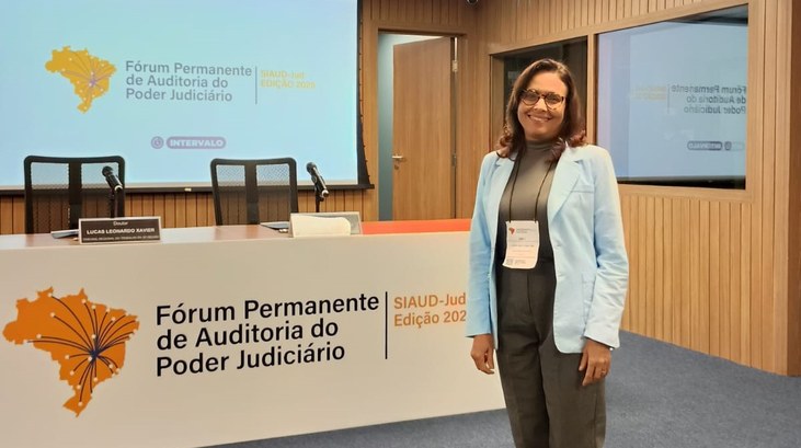 TRE-CE participa de Fórum Permanente de Auditoria Interna do Judiciário, em Brasília A imagem mostra a servidora do TRE-CE, posicionada à direita da foto, dentro de um auditório. El...