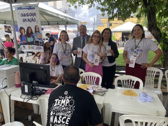 As imagens mostram uma ação do PopRuaJud, em Fortaleza. Na primeira imagem, em uma área externa ...