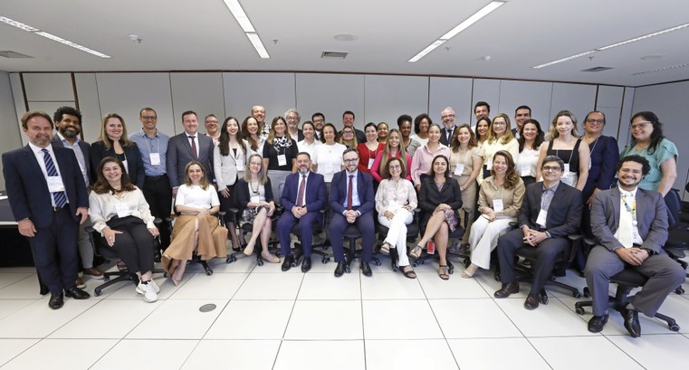 TRE-CE participa de oficina sobre diretrizes nacionais para ações de cidadania das escolas eleitorais, em Brasília Na imagem, há o grupo de participantes da oficina reunido em uma sala ampla e iluminada. O grupo...