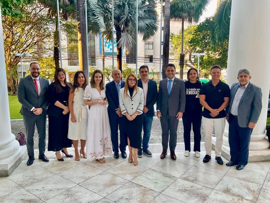 TRE-CE participa de reunião do PopRuaJud com representantes do município de Fortaleza Na imagem, um grupo de treze pessoas está posicionado em frente à entrada de um edifício com col...