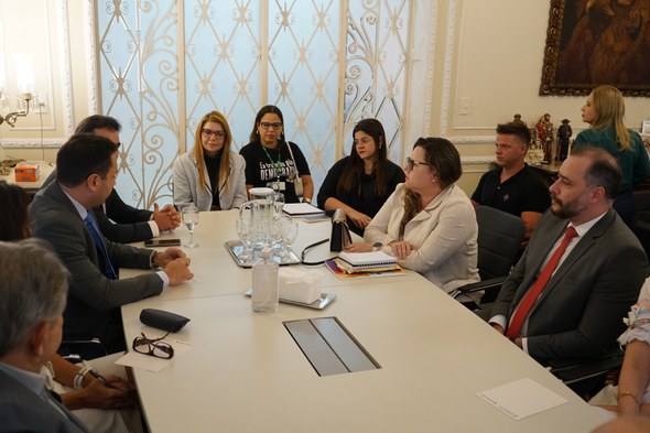 TRE-CE participa de reunião do PopRuaJud com representantes do município de Fortaleza Na imagem, o grupo aparece reunido em torno de uma mesa de reuniões retangular, dentro de uma sa...