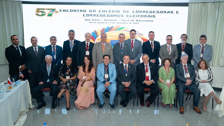 A imagem mostra um grupo de vinte e uma pessoas — dezessete homens e quatro mulheres — posando p...