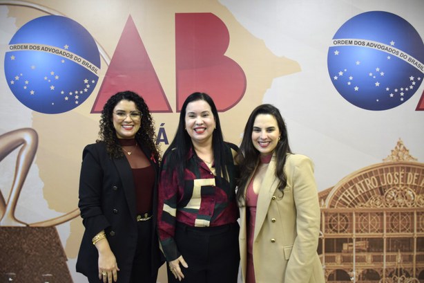 TRE-CE participa do I Encontro sobre Violência Política de Gênero, na OAB-CE A primeira imagem mostra três mulheres em pé lado a lado, posando para foto em frente a um paine...