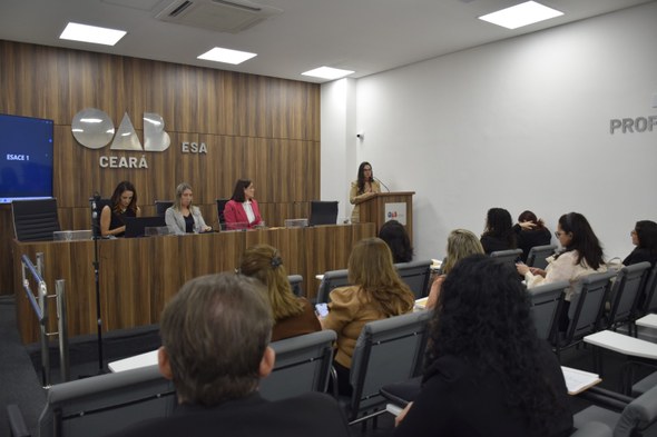 TRE-CE participa do I Encontro sobre Violência Política de Gênero, na OAB-CE A primeira imagem mostra três mulheres em pé lado a lado, posando para foto em frente a um paine...