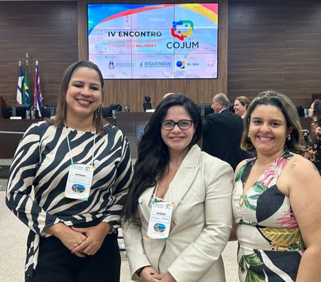 TRE-CE participa do IV Encontro do Colégio de Ouvidorias Judiciais das Mulheres Registro fotográfico feito durante o IV COJUM. A juíza e as servidoras do TRE-CE posam à frente ...
