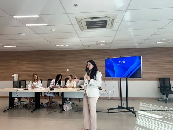 TRE-CE participa do IV Encontro do Colégio de Ouvidorias Judiciais das Mulheres Registro fotográfico feito durante o IV COJUM. A juíza Samara está em pé, falando ao microfone. ...