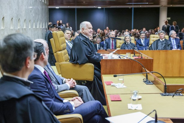 A imagem mostra o plenário do Supremo, com várias pessoas sentadas. Em primeiro plano, há uma me...