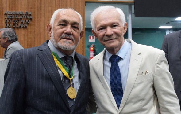 TRE-CE prestigia desembargador Durval Aires Filho na entrega da Medalha 13 de Maio As imagens mostram momentos da cerimônia ocorrida no Plenário 13 de Maio da Assembleia Legislati...