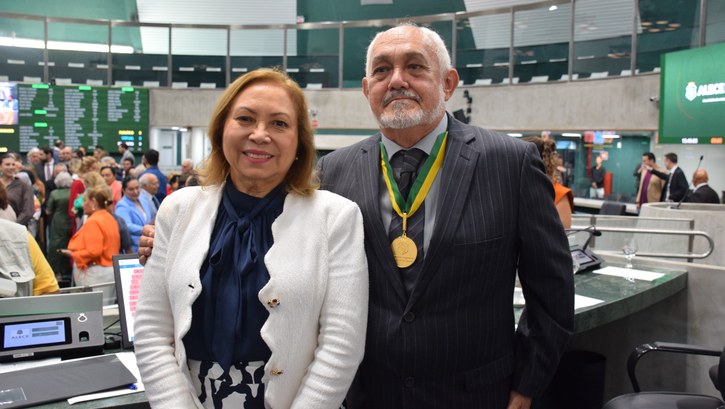 TRE-CE prestigia desembargador Durval Aires Filho na entrega da Medalha 13 de Maio As imagens mostram momentos da cerimônia ocorrida no Plenário 13 de Maio da Assembleia Legislati...