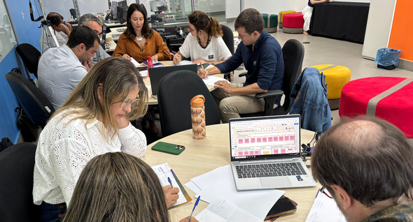 TRE-CE promove 1° Encontro do Coletivo de Inovação dos Tribunais Regionais Eleitorais Registro fotográfico foi feitos durante o evento. Oito pessoas estão sentadas ao redor de duas m...