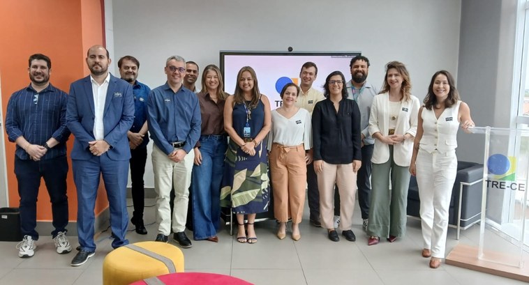 TRE-CE promove 1° Encontro do Coletivo de Inovação dos Tribunais Regionais Eleitorais Registro fotográfico foi feitos durante o evento. 13 pessoas posam para a foto, sendo sete homen...