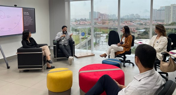 TRE-CE promove 1° Encontro do Coletivo de Inovação dos Tribunais Regionais Eleitorais Registro fotográfico foi feitos durante o evento. Dois palestrantes estão à frente da sala, em p...