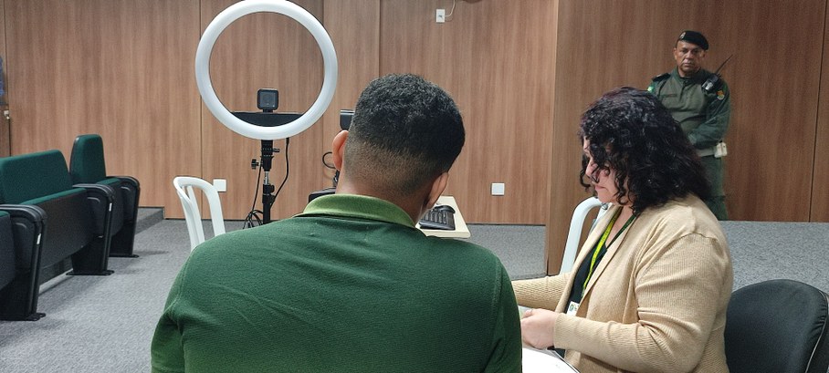 A imagem mostra um atendimento eleitoral em andamento no auditório da sede do TRE-CE. Em primeir...