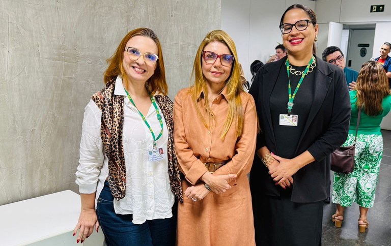 Na imagem, a juíza ouvidora da Mulher do TRE-CE, Valéria Carneiro, e as servidoras da instituiçã...