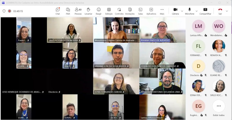 A imagem mostra a tela de uma reunião virtual, com várias pessoas participantes distribuídas em ...