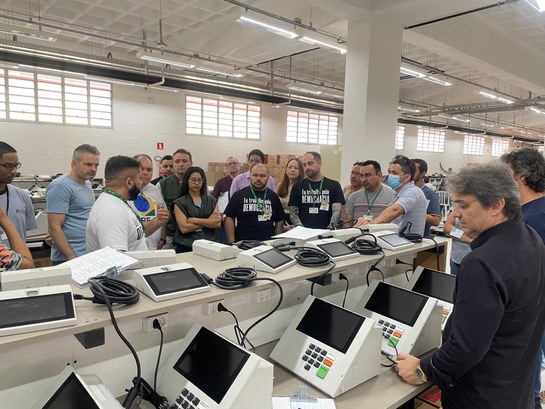 TRE-CE promove carga das urnas eletrônicas para o 1º turno das Eleições 2024 Registro fotográfico feito no Centro de Armazenamento e Manutenção de Urnas (CAMU) do TRE-CE. Ne...