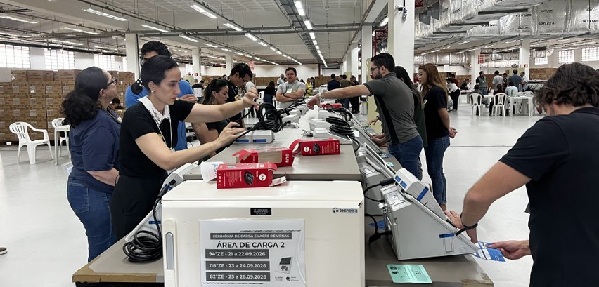 A primeira imagem exibe um amplo galpão iluminado com piso claro e estrutura metálica no teto. E...