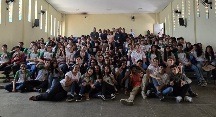 TRE-CE promove educação política e serviços em escolas de Juazeiro do Norte A imagem possui várias pessoas, entre alunos e servidores da Justiça Eleitoral, posando para a f...