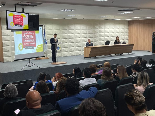 TRE-CE promove Semana de Combate ao Assédio e à Discriminação e assina Acordo de cooperação técnica Registro fotográfico realizado no auditório do TRE-CE durante a abertura da Semana de Combate ao...