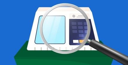 TRE-CE promoverá reunião com partidos políticos sobre auditorias nas urnas eletrônicas Banner na horizontal de fundo azul. Na imagem, uma lupa cinza analisa urna eletrônica. A urna es...