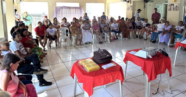 Na imagem, há uma sala ampla com piso de cerâmica, com paredes claras e janelas abertas nas late...