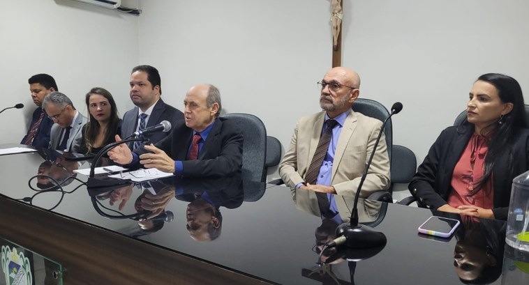 A primeira foto retangular trata-se de um registro fotográfico da audiência pública realizada no...