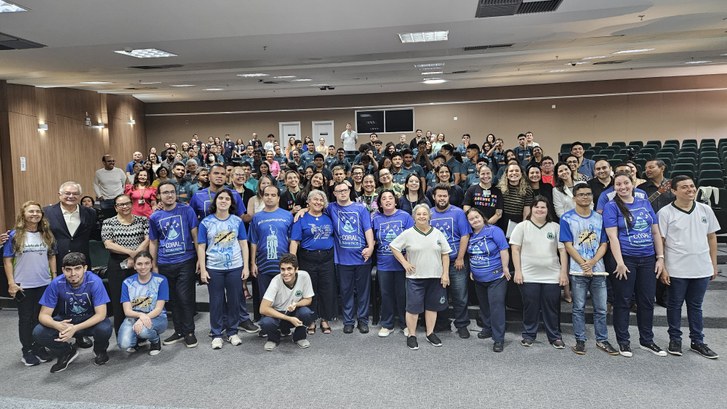 Foto colorida em formato retangular. Na imagem, estão os participantes e os palestrantes do Semi...