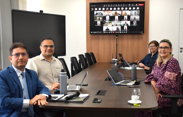 TRE-CE realiza reunião de alinhamento das propostas de Metas Nacionais da Justiça Eleitoral para 2026 A imagem mostra quatro pessoas participando presencialmente da reunião, sentadas em torno de uma...