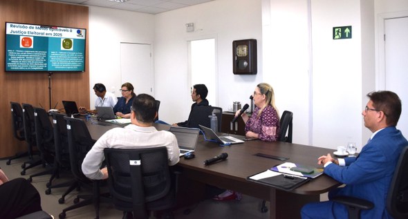 TRE-CE realiza reunião de alinhamento das propostas de Metas Nacionais da Justiça Eleitoral para 2026 A imagem mostra outra perspectiva da mesma sala da primeira imagem, agora capturando os particip...