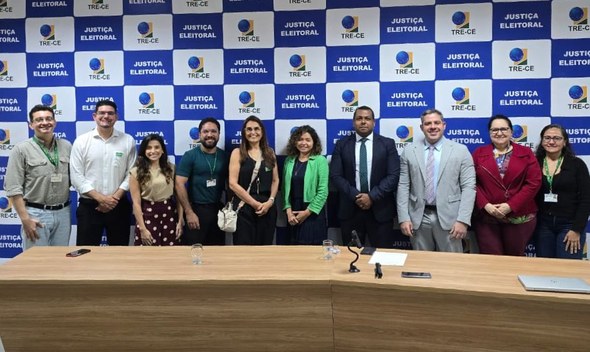 TRE-CE realiza sessão de validação da autodeclaração racial para o Hackathon No estão presentes, na mesma sala, dez pessoas, sendo cinco homens e cinco mulheres, atrás de um...