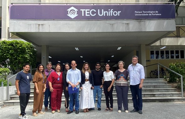 TRE-CE realiza visitas técnicas à Unifor com foco em gestão, inovação e pesquisa aplicada Registro fotográfico feito durante a visita. Nele, um grupo de pessoas posa para a foto, sendo 1...