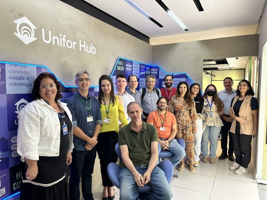 TRE-CE realiza visitas técnicas à Unifor com foco em gestão, inovação e pesquisa aplicada Registro fotográfico feito durante a visita. Nele, 14 pessoas posam para a foto, sendo represent...