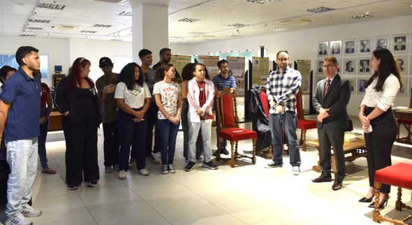 TRE-CE recebe 20 estudantes do curso de História da UVA em visita guiada Na imagem, à esquerda, alguns alunos observam o juiz auxiliar da Presidência do TRE-CE, Alisson ...