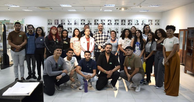 TRE-CE recebe 20 estudantes do curso de História da UVA em visita guiada Na imagem, vinte e três pessoas — doze mulheres e onze homens — posam para a foto no Centro de M...