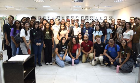 Na imagem, o grupo está no Centro de Memória do TRE-CE posando para a foto. Alguns servidores do...