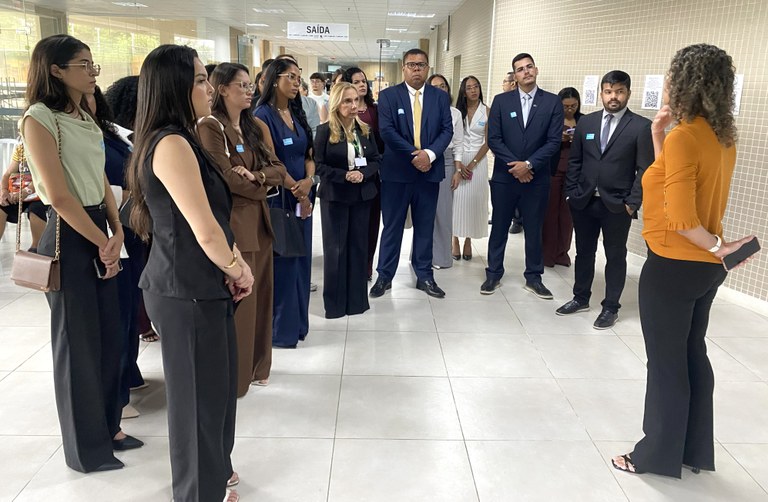TRE-CE recebe grupo de advogados do Cariri e representantes da OAB-CE em visita institucional Na imagem, mostra um grupo de pessoas reunidas em um corredor interno. A maioria está de frente ...