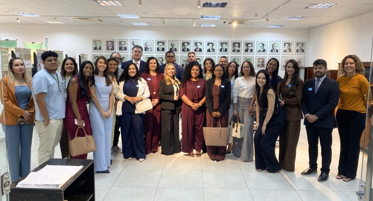 TRE-CE recebe grupo de advogados do Cariri e representantes da OAB-CE em visita institucional Na imagem, várias pessoas estão reunidas em pé, organizadas em uma fila e voltadas para a câmera...