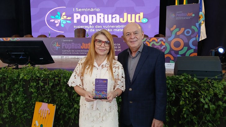 A imagem mostra, em primeiro plano, a ouvidora da Mulher do TRE-CE, juíza Valéria Carneiro, à es...