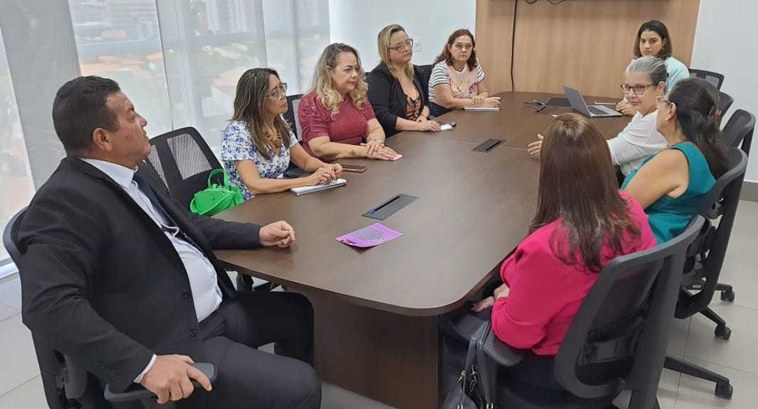 TRE-CE recebe membros do FEInMPP para discutir representação feminina na política Foto retangular tirada na sala de reunião da Presidência. De forma centralizada, está uma mesa d...