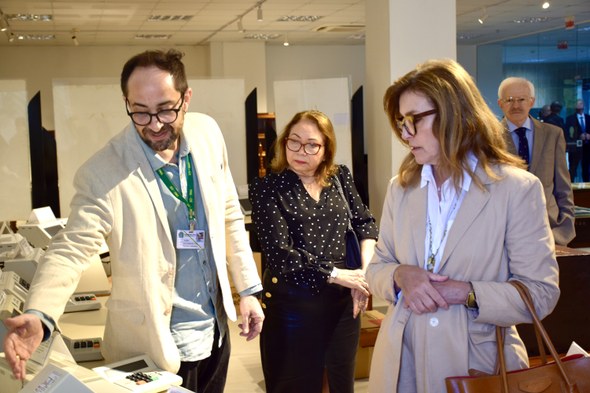 TRE-CE recebe ministra Isabel Gallotti, corregedora-geral do TSE, para encerramento de inspeção As imagens mostram diferentes momentos da visita no TRE-CE. Na primeira foto, há um grande grupo...