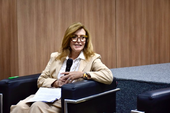 TRE-CE recebe ministra Isabel Gallotti, corregedora-geral do TSE, para encerramento de inspeção As imagens mostram diferentes momentos da visita no TRE-CE. Na primeira foto, há um grande grupo...