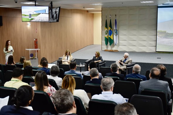 TRE-CE recebe ministra Isabel Gallotti, corregedora-geral do TSE, para encerramento de inspeção As imagens mostram diferentes momentos da visita no TRE-CE. Na primeira foto, há um grande grupo...