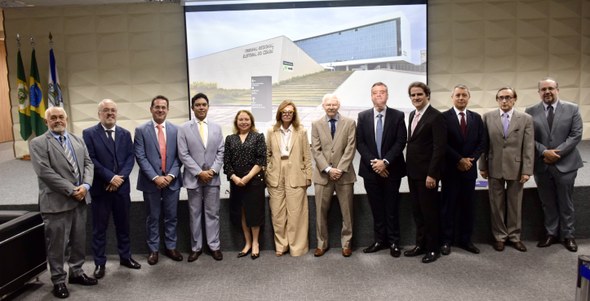 TRE-CE recebe ministra Isabel Gallotti, corregedora-geral do TSE, para encerramento de inspeção As imagens mostram diferentes momentos da visita no TRE-CE. Na primeira foto, há um grande grupo...