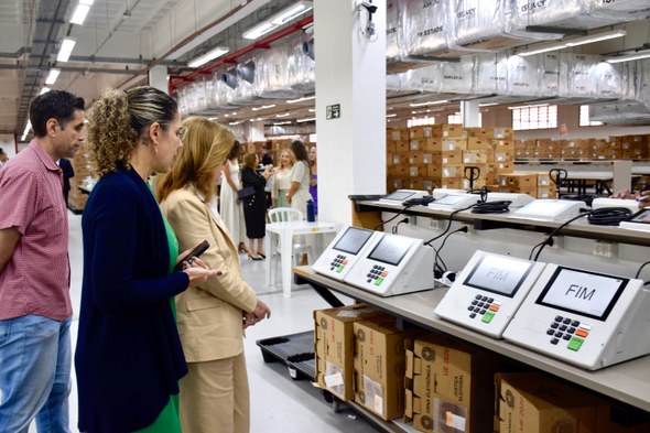 TRE-CE recebe ministra Isabel Gallotti, corregedora-geral do TSE, para encerramento de inspeção As imagens mostram diferentes momentos da visita no TRE-CE. Na primeira foto, há um grande grupo...