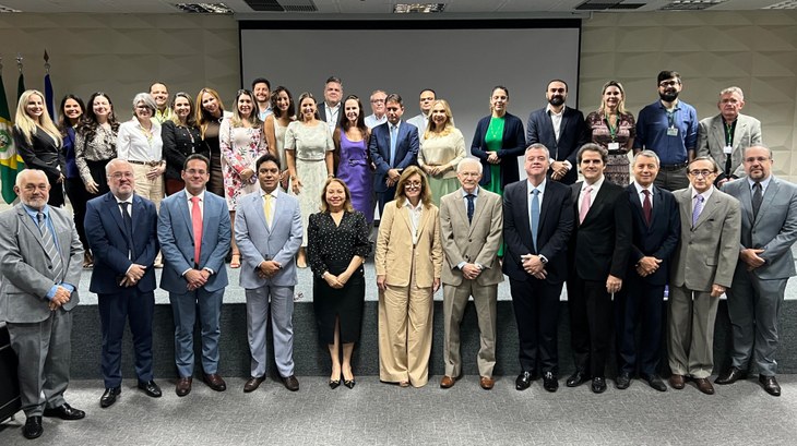 TRE-CE recebe ministra Isabel Gallotti, corregedora-geral do TSE, para encerramento de inspeção As imagens mostram diferentes momentos da visita no TRE-CE. Na primeira foto, há um grande grupo...